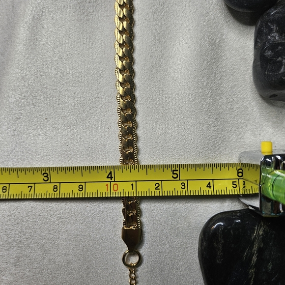 Large Gold Scalloped Herringbone Chain - Picture 15 of 15